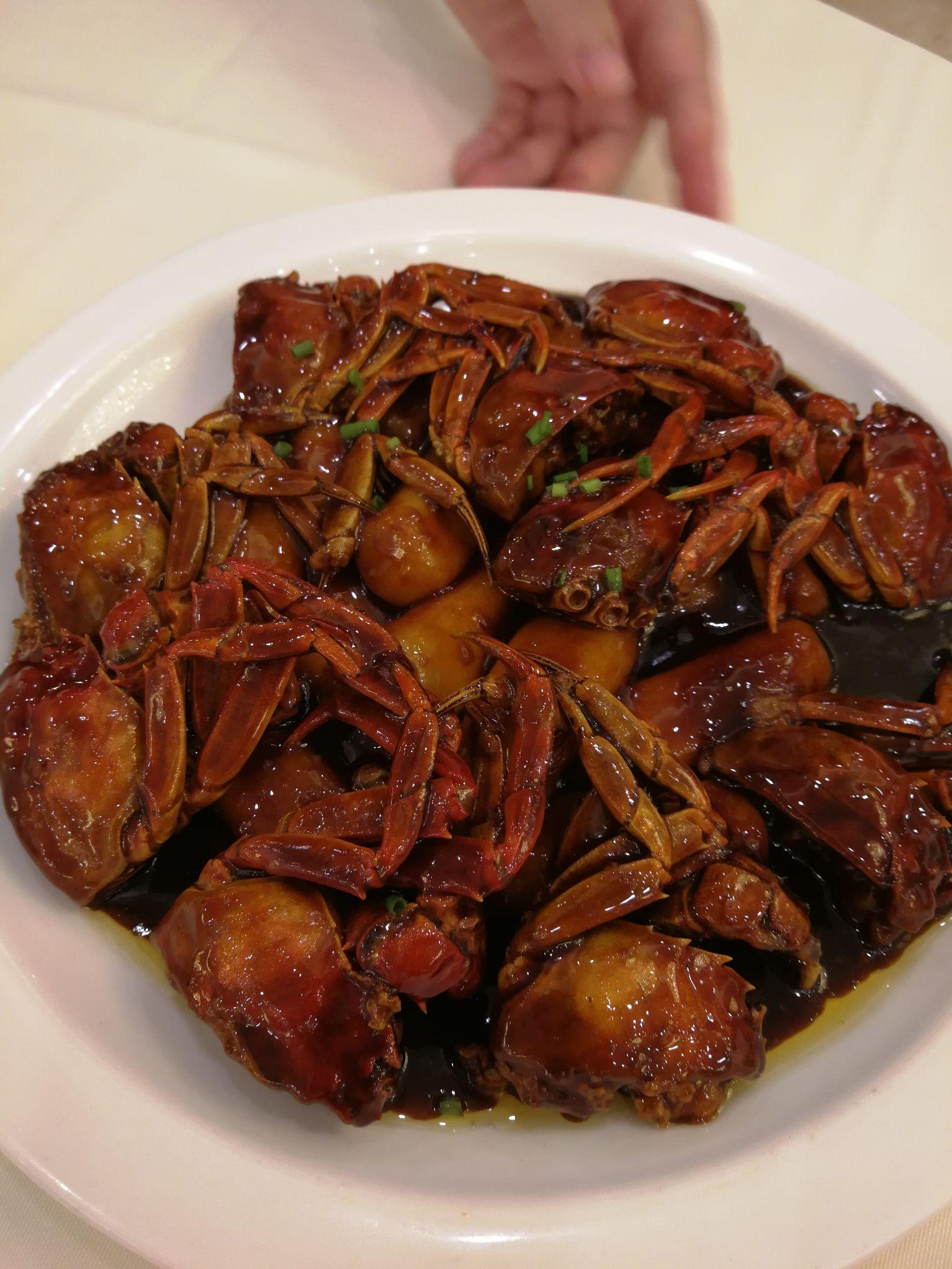 六月黄炒年糕,典型的上海风味.脆皮乳鸽,皮脆肉嫩.