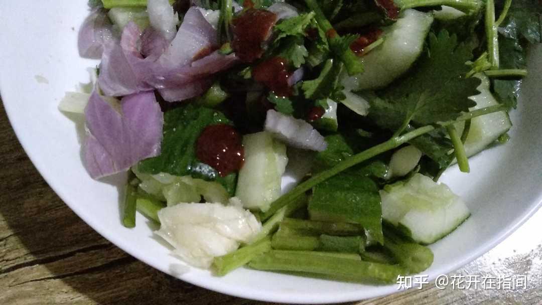 喜歡吃涼拌菜的話就這樣做一道涼拌黃瓜水嫩清脆有食慾