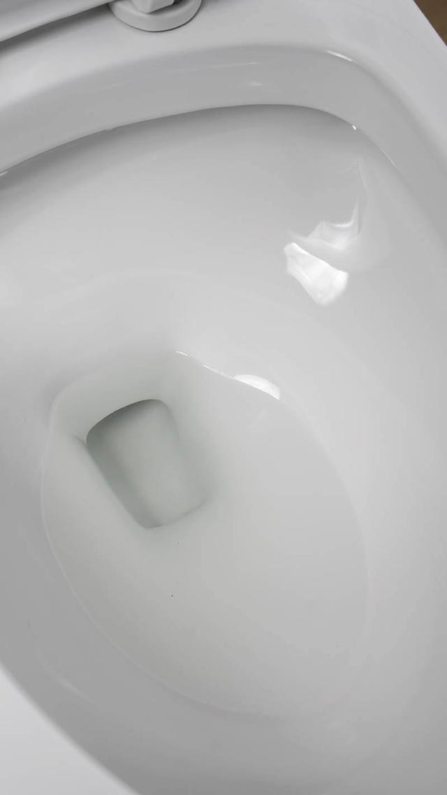 马桶正常冲水后,在马桶最底部都会存下一汪水,这里的水,就是水封了.