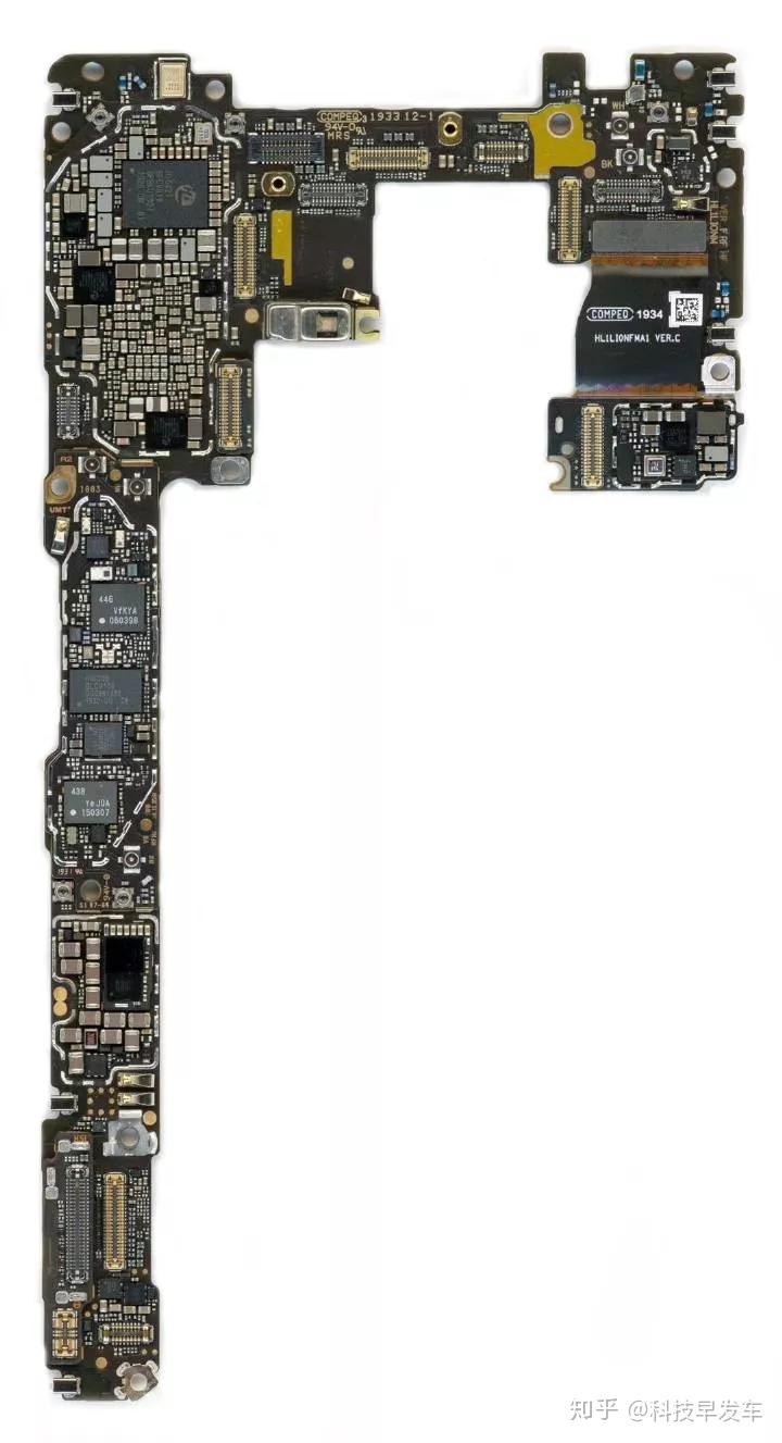 接下来就是重头戏主板了,其设计也是 iphone 11 系列发热严重的根本