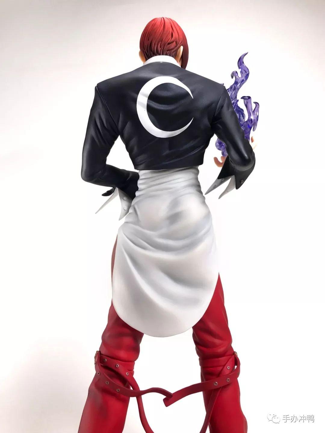 背后视角,把八神宽肩膀细腰的身材特点还原的非常到位上图中,两腿之间