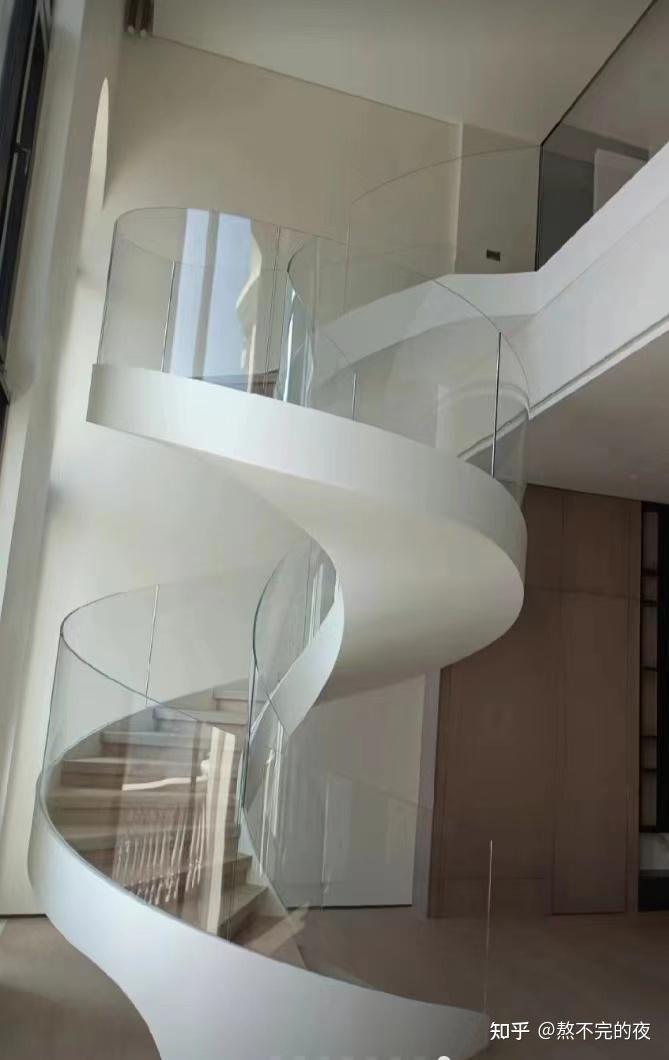 现代流行艺术玻璃楼梯护栏别墅定制弧形旋转楼梯扶手