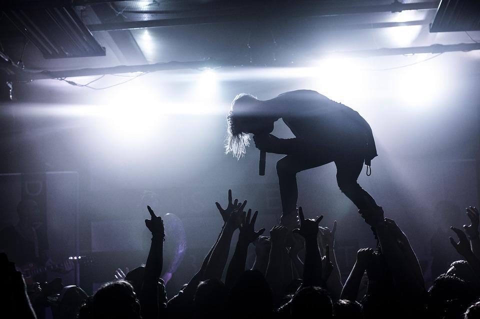 以下是对于学唱歌怎么练气息的一些小秘方:叹一口气.