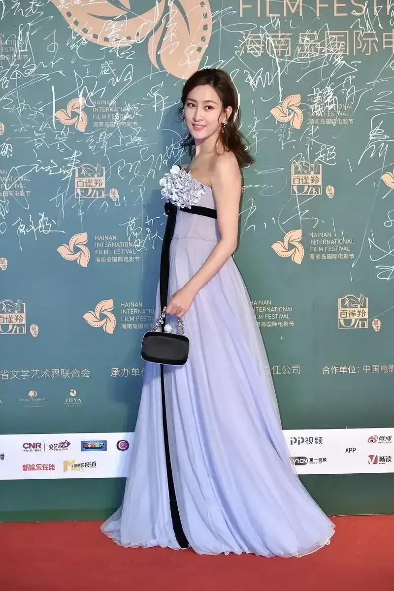 马苏参加电影节搭配抹胸的礼服好迷人胸前花朵好夸张