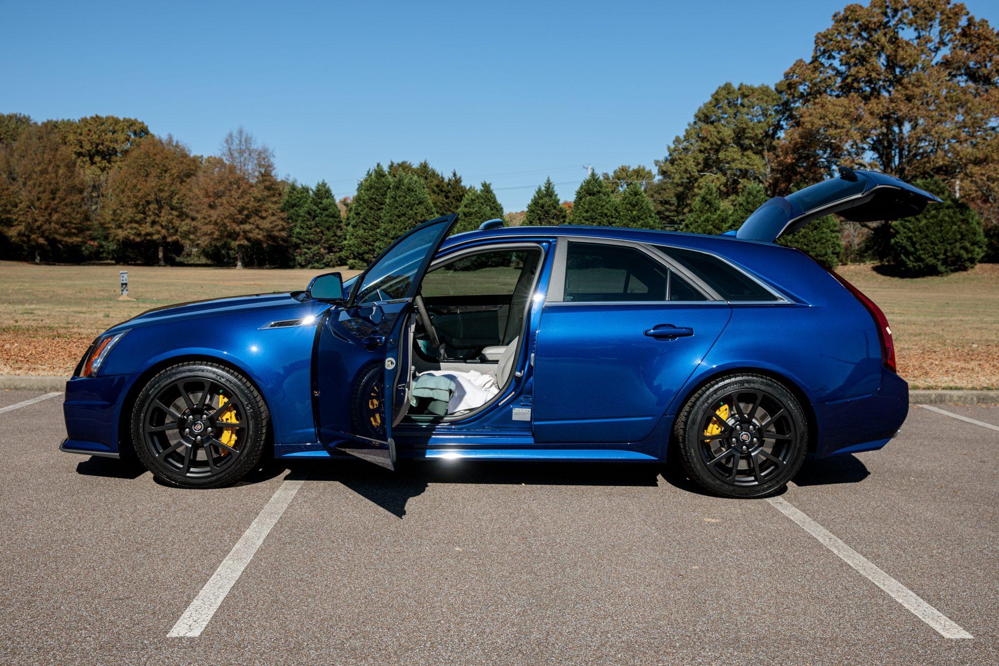 罕见的美系性能旅行车2012款凯迪拉克ctsvwagon实拍图发布