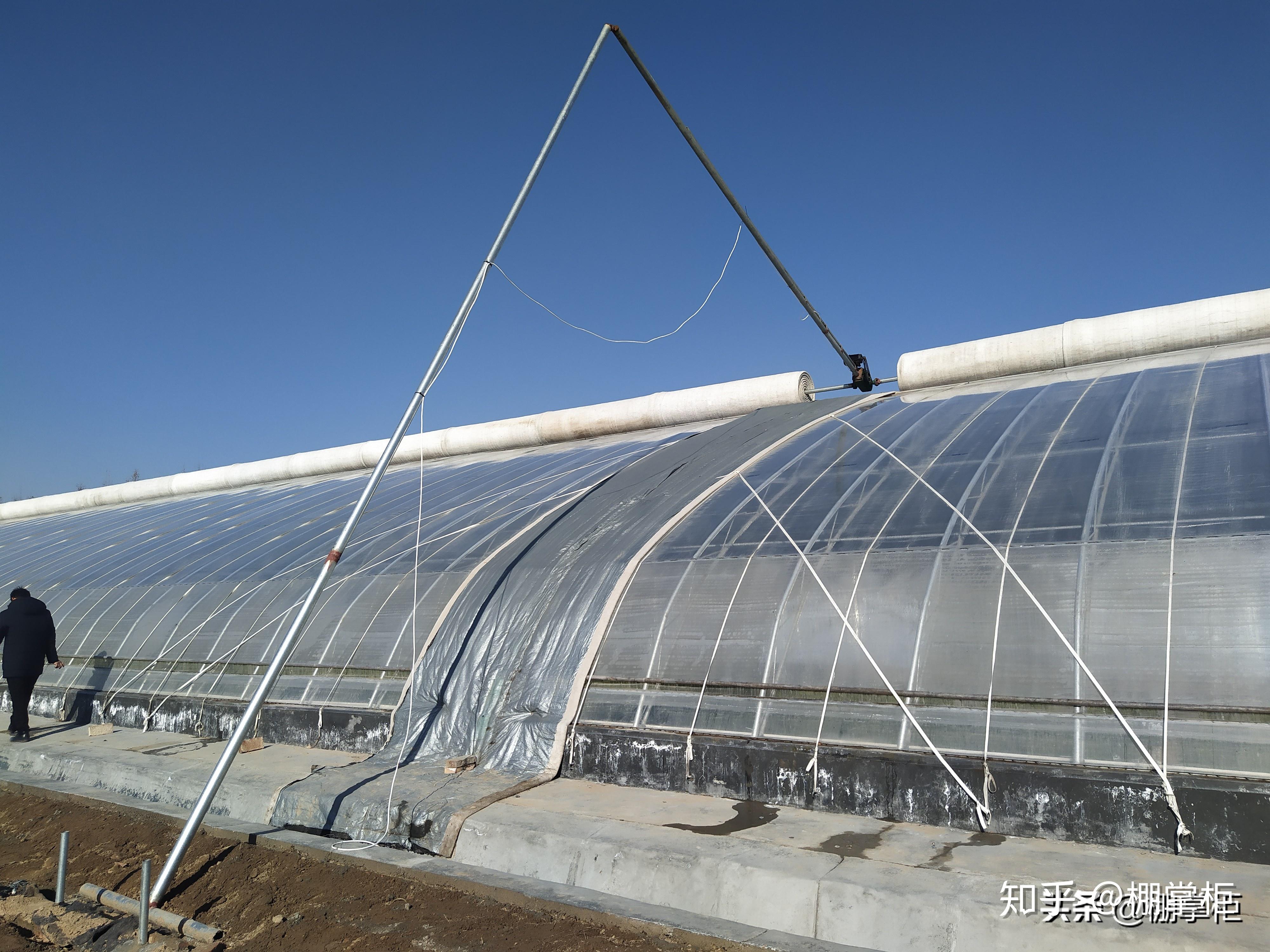 传统大棚需要人工每天到现场看管棉被和风口,依旧使用过时的机械管理