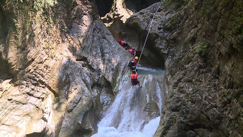 重庆北面金刀峡更适合年轻人度假体验人体漂流和飞拉达