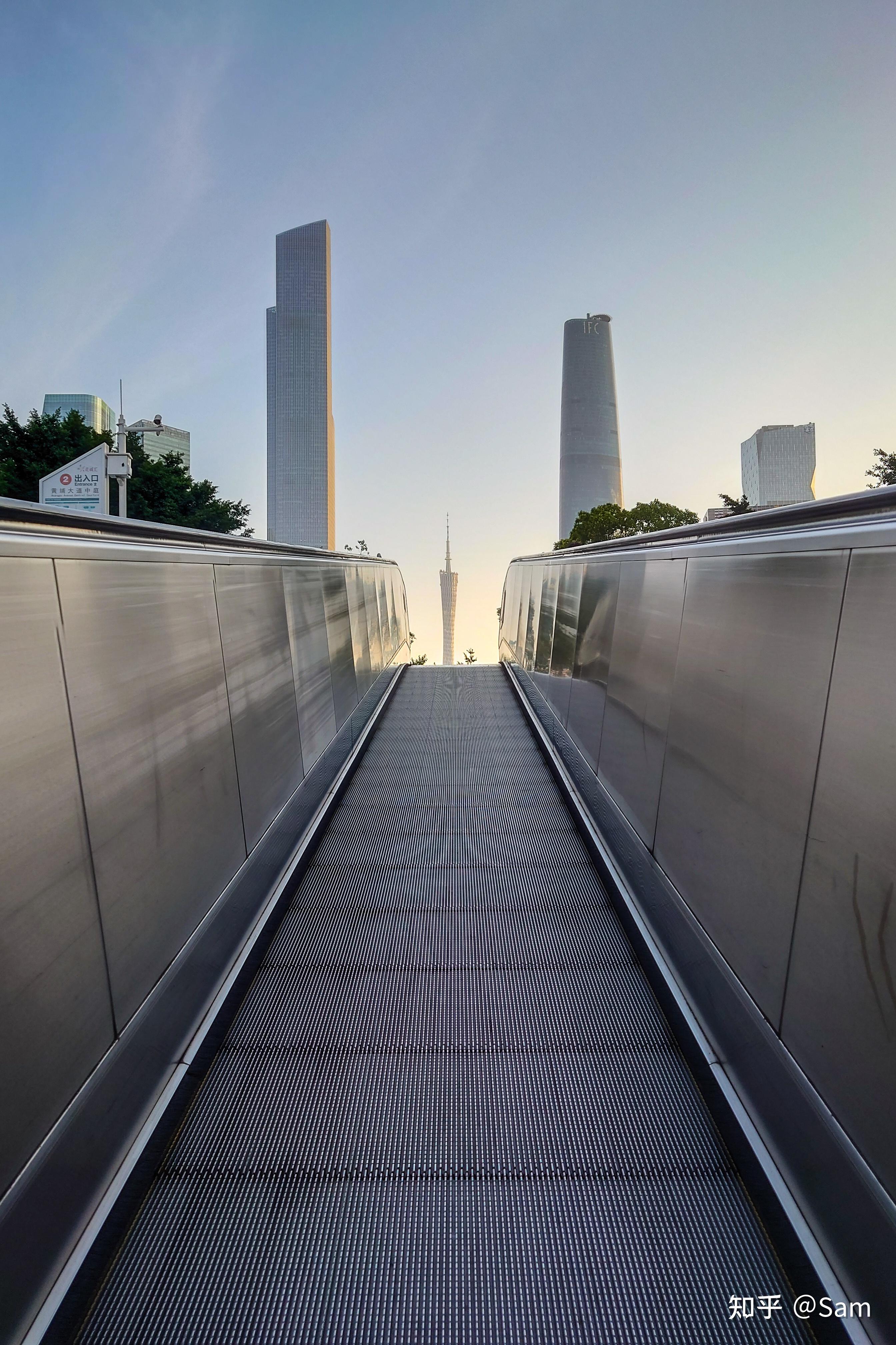 拍摄方面,索尼xperia 1 ii手机配置了三个1200万的摄像头,覆盖了16mm