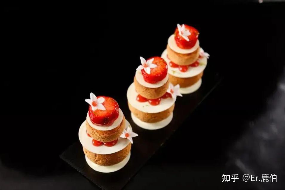 原创配方草莓修女泡芙酥皮与奶油在唇齿间爆出的甜蜜