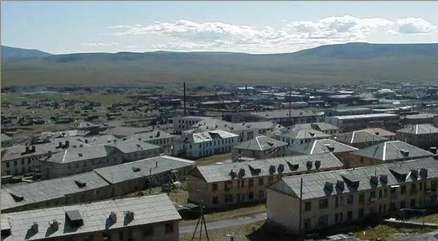 这是位于俄罗斯远东极东地区楚科奇州的共青城,尽管他的房屋还很"完整