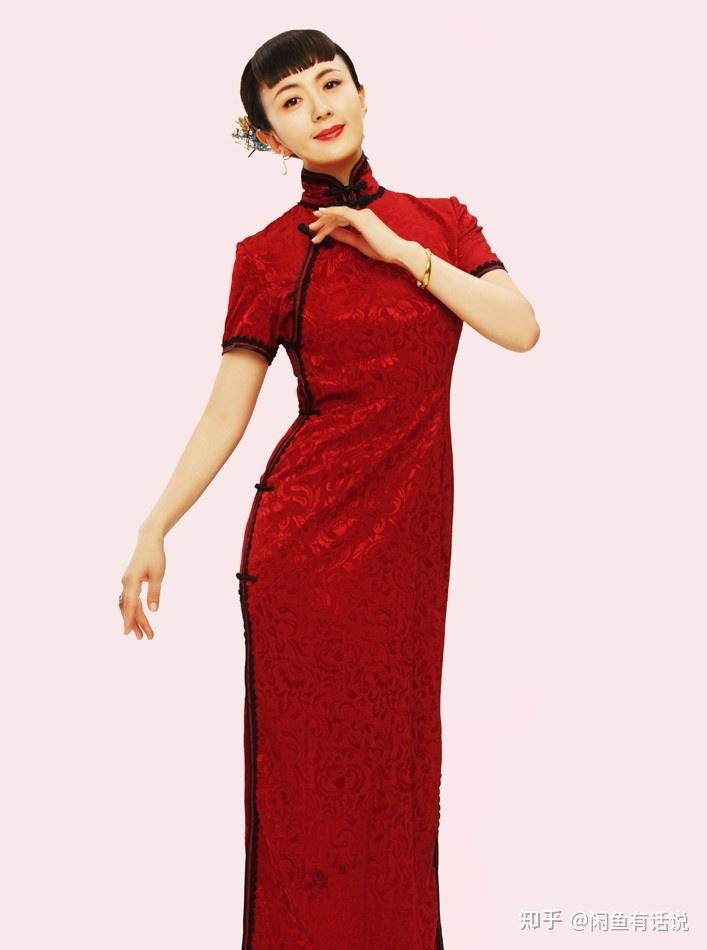 杨童舒真显年轻烫海浪卷一脸温柔就是配素色旗袍略显老气