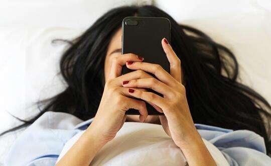 睡前玩手机会增加抑郁风险