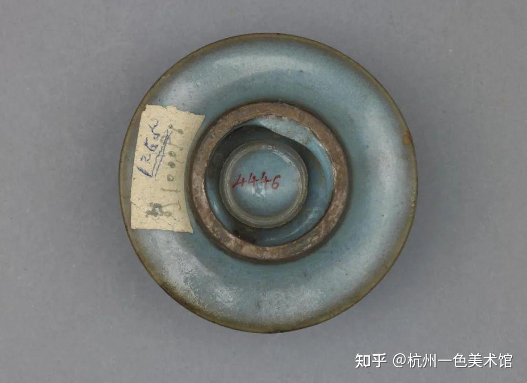 一色钧窑判断技巧从底足判断钧窑