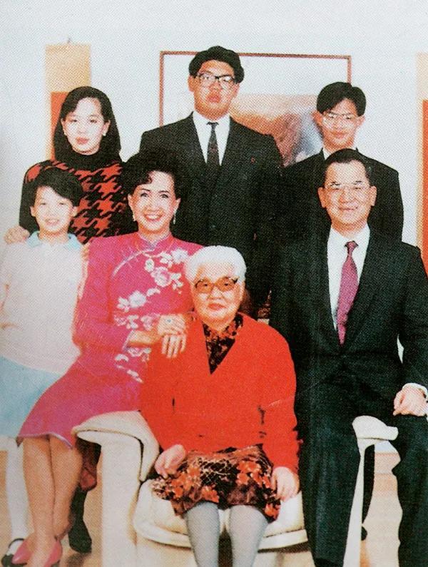 独当一面开公司经商的大女儿连惠心,淡泊名利唯爱艺术的小女儿连咏心