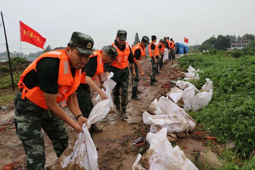 抗洪前线战士收到家书爸妈全力支持