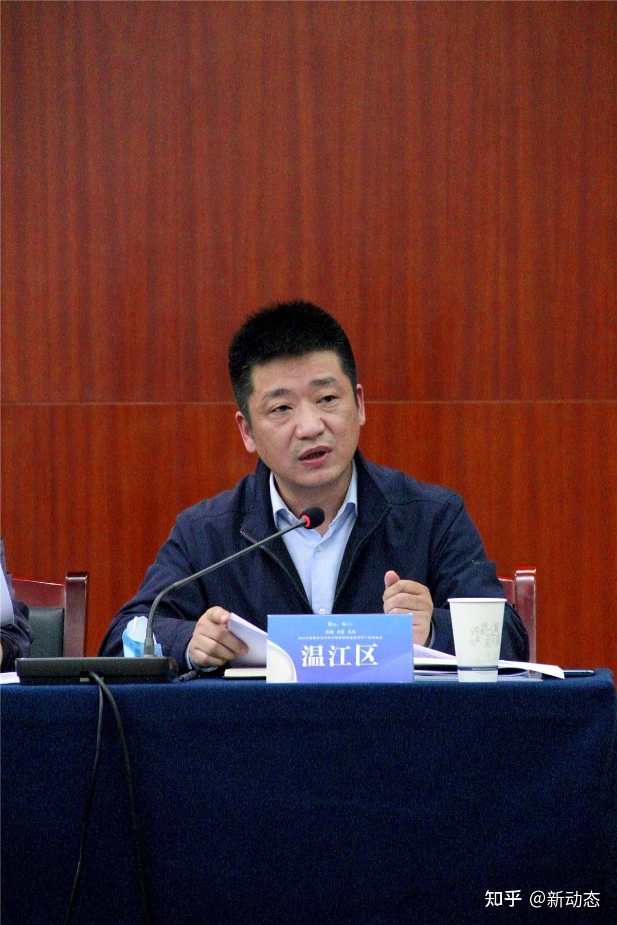 温江区区委常委,统战部部长鄢光忠作了发言,指出面对共享单车乱停乱放