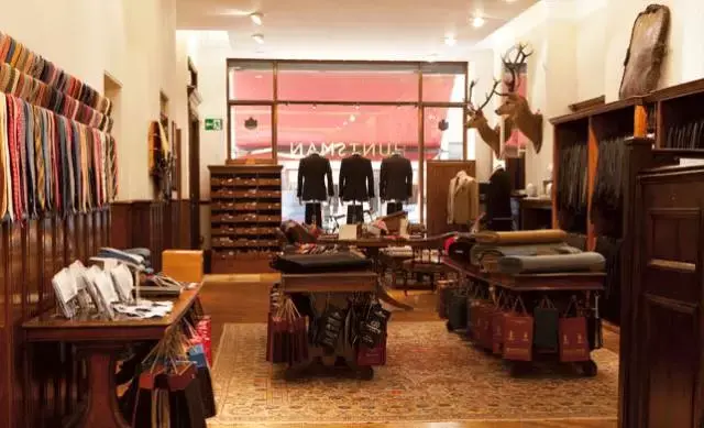 电影中的裁缝店在现实中的原型叫做huntsman,是整条街上最昂贵的西装