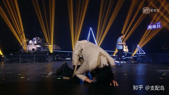 旅行团改编了一版很洋气的《鲁冰花》,有着radiohead(电台司令乐队)式