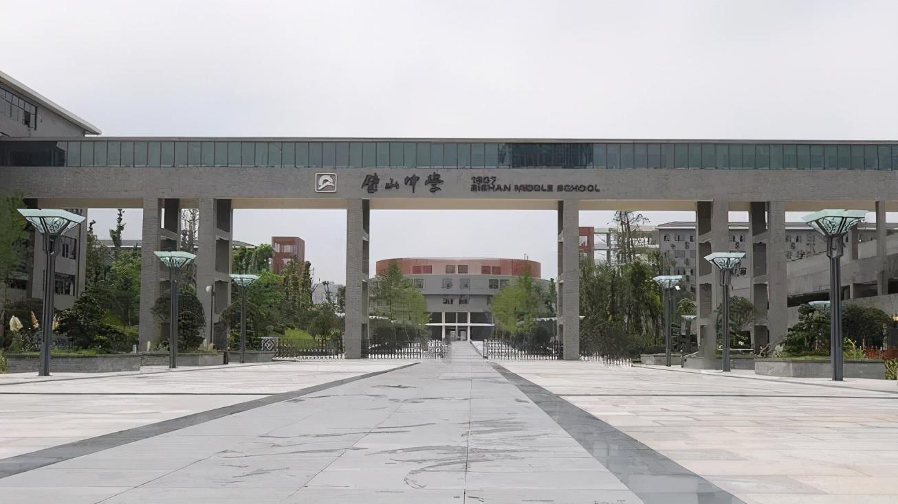 今天小编为大家解读重庆市璧山中学01学校简介重庆市璧山中学校建于