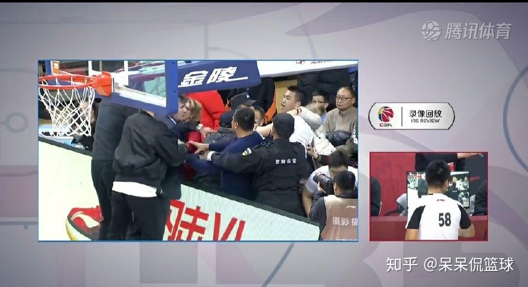 双方球迷激烈争论裁判判罚尺度