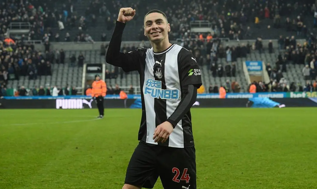 本赛季在纽卡状态神勇的阿尔米隆浓眉大眼的全村希望