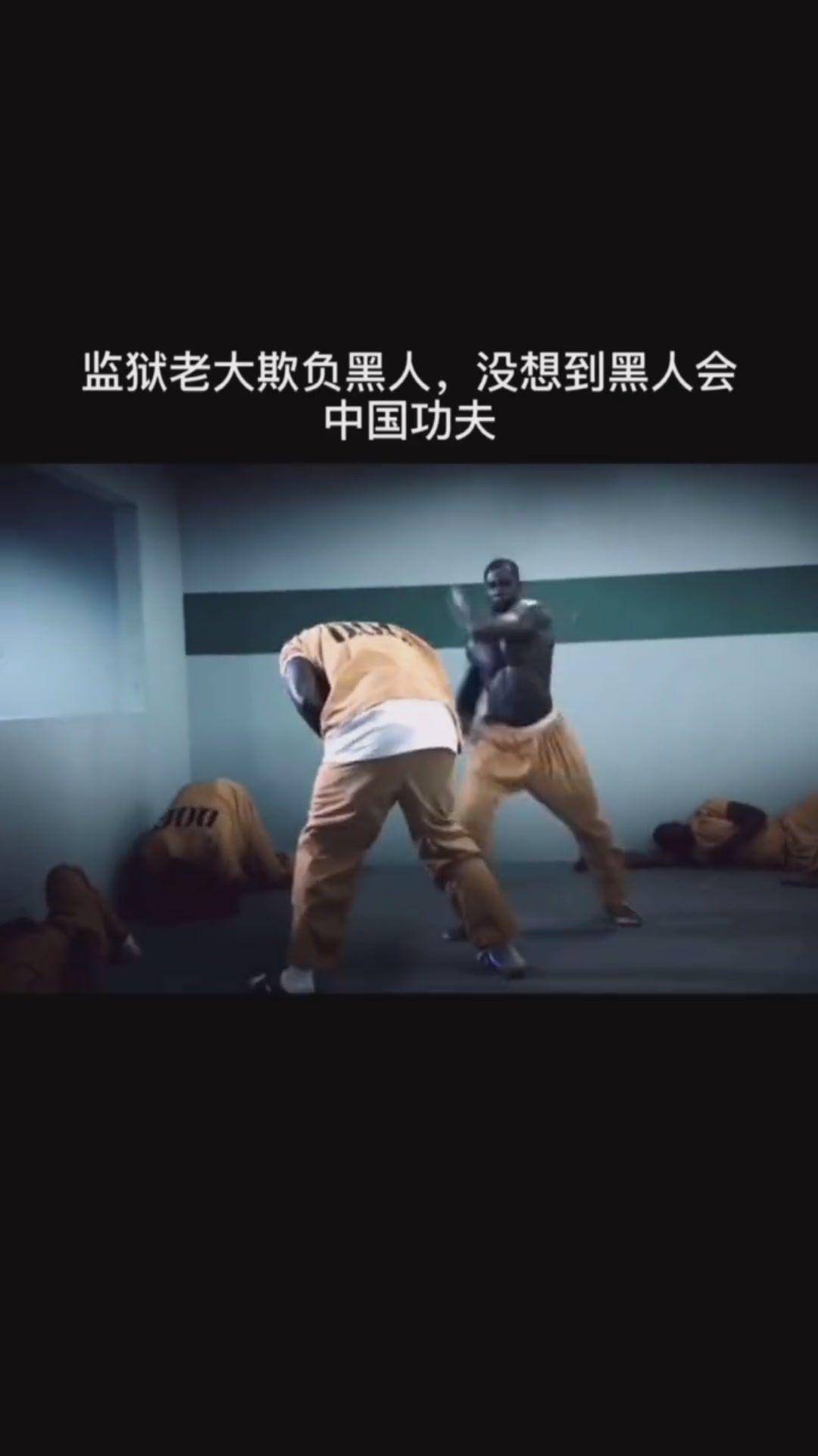 无法无天黑人疯狂辱骂中国女孩我想怎么骂就怎么骂中国人