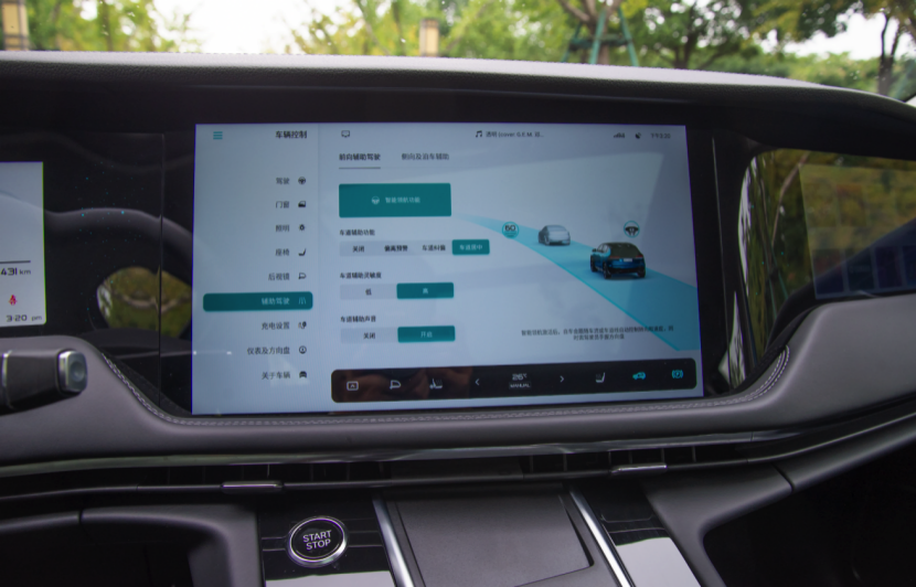 坐进内部,第一感觉是车内的整体环抱感很强,中控屏幕倾斜向了驾驶员