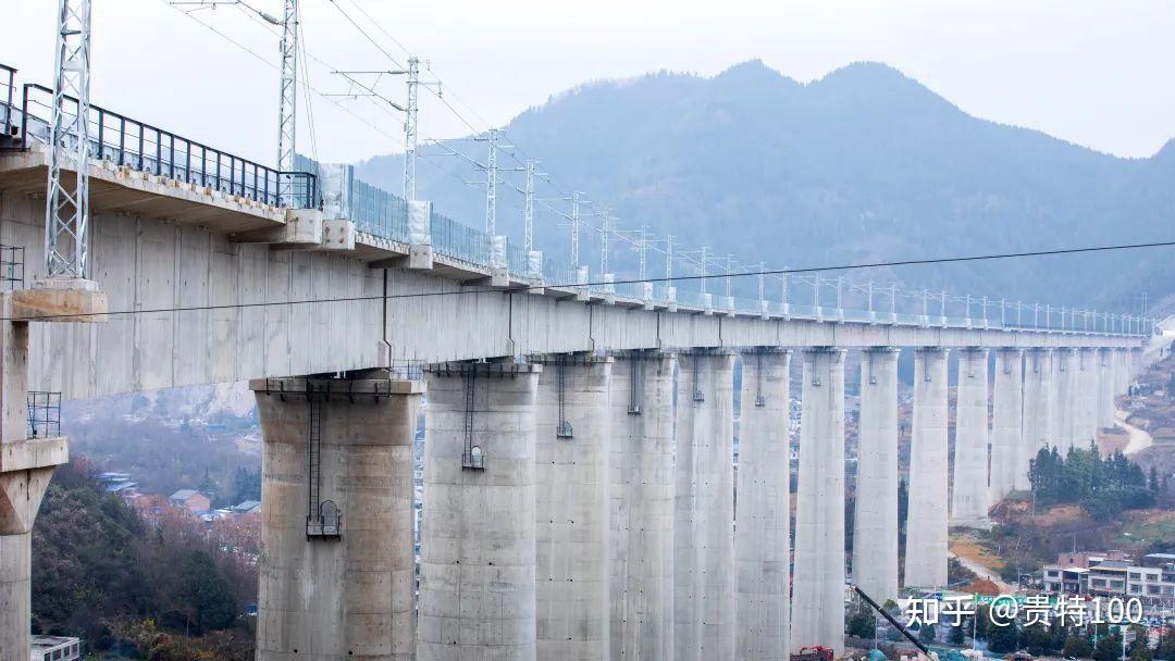 川,北起四川瀘州永北站,向南經雲南昭通鎮雄縣,威信縣,至貴州畢節東站