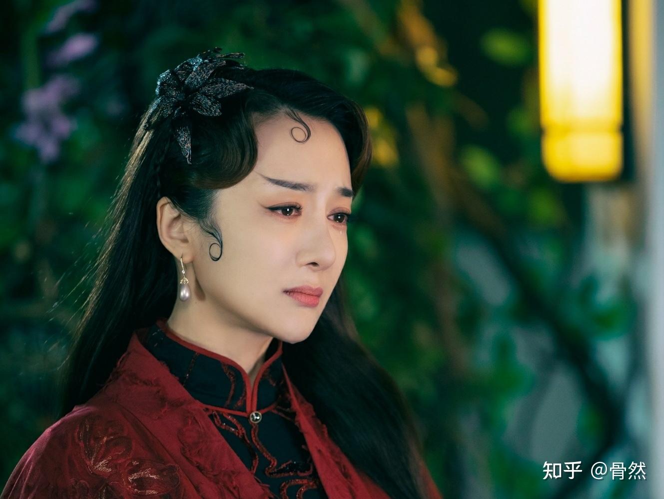 司藤是一只难得直面自己的真身,在爱情面前保持清醒的半妖