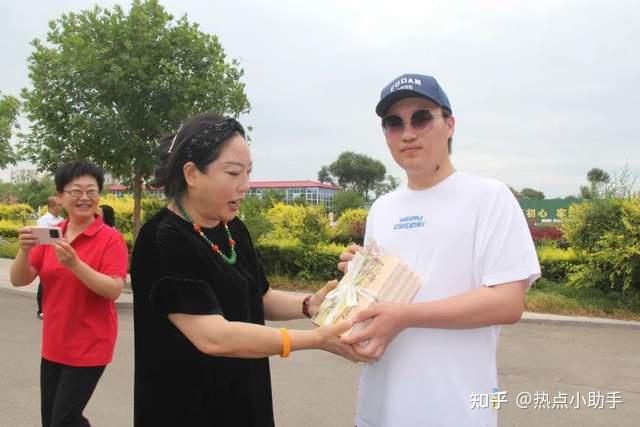 签约清华,北大,复旦学子回原平市北方现代双语学校拜谢师恩!