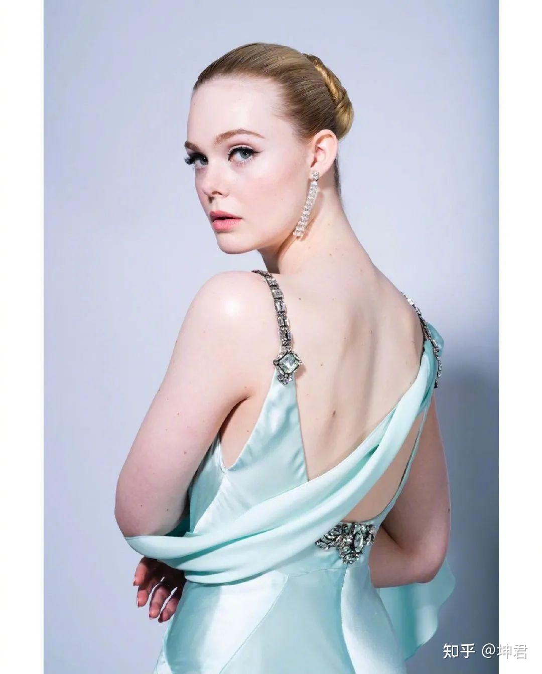 emma corrin其凭借《王冠》获得剧情类最佳女主角奖.