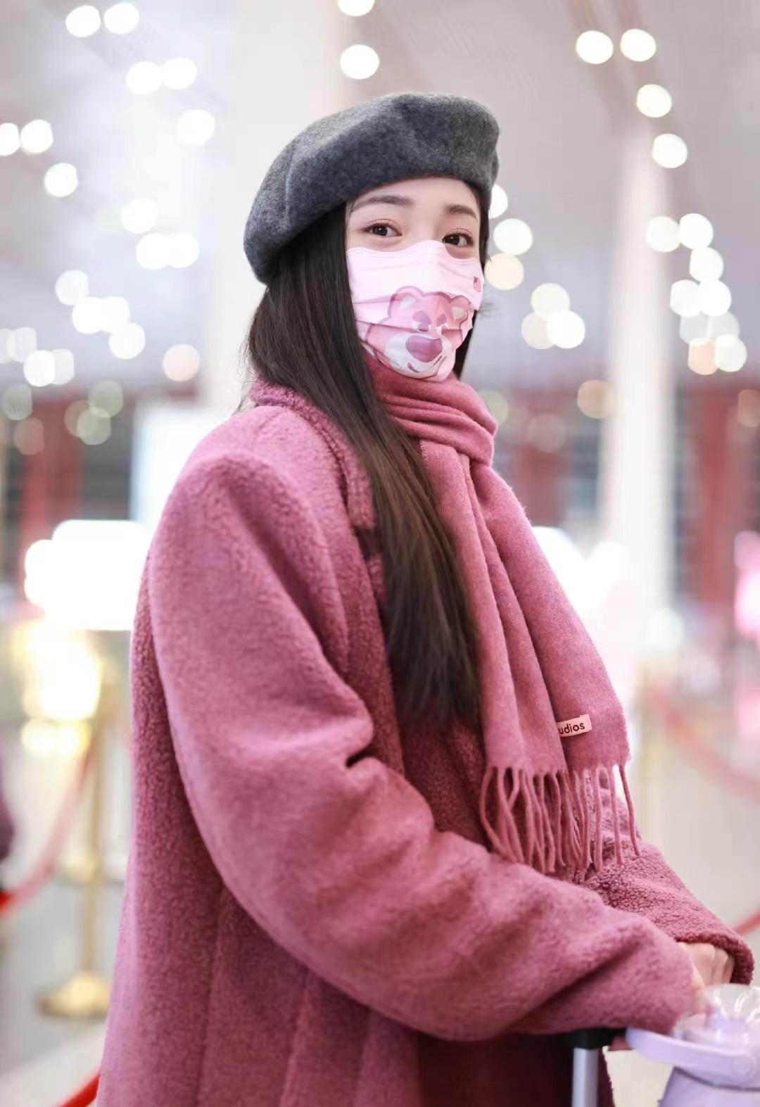 周洁琼穿粉色毛呢大衣配同色系围巾甜美温婉少女感十足