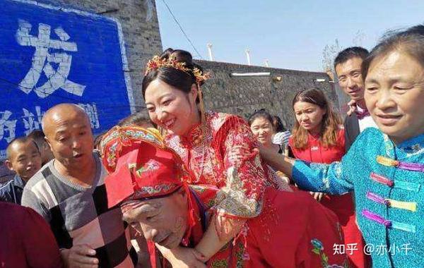 闹公婆:给公公婆婆抹锅底灰戴纸帽,婚礼习俗为何遭到人们反对? - 知乎