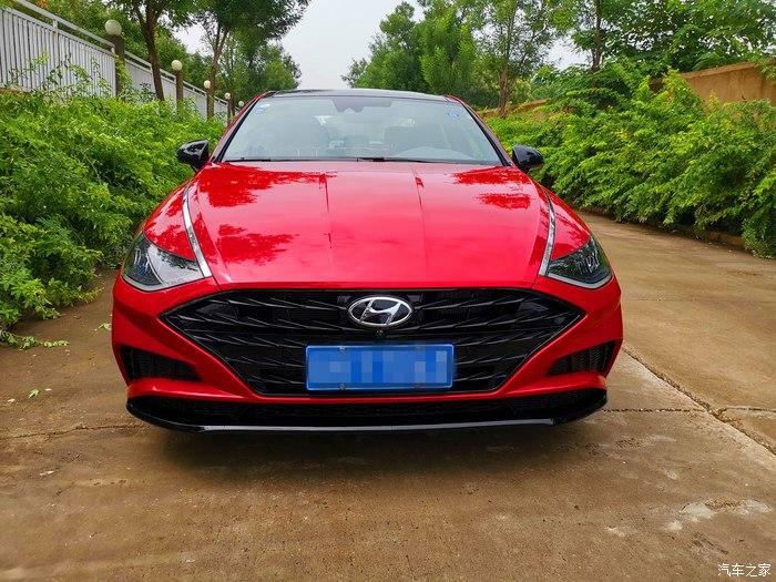 红色的第十代索纳塔趁着年轻一眼就看中这个颜色了