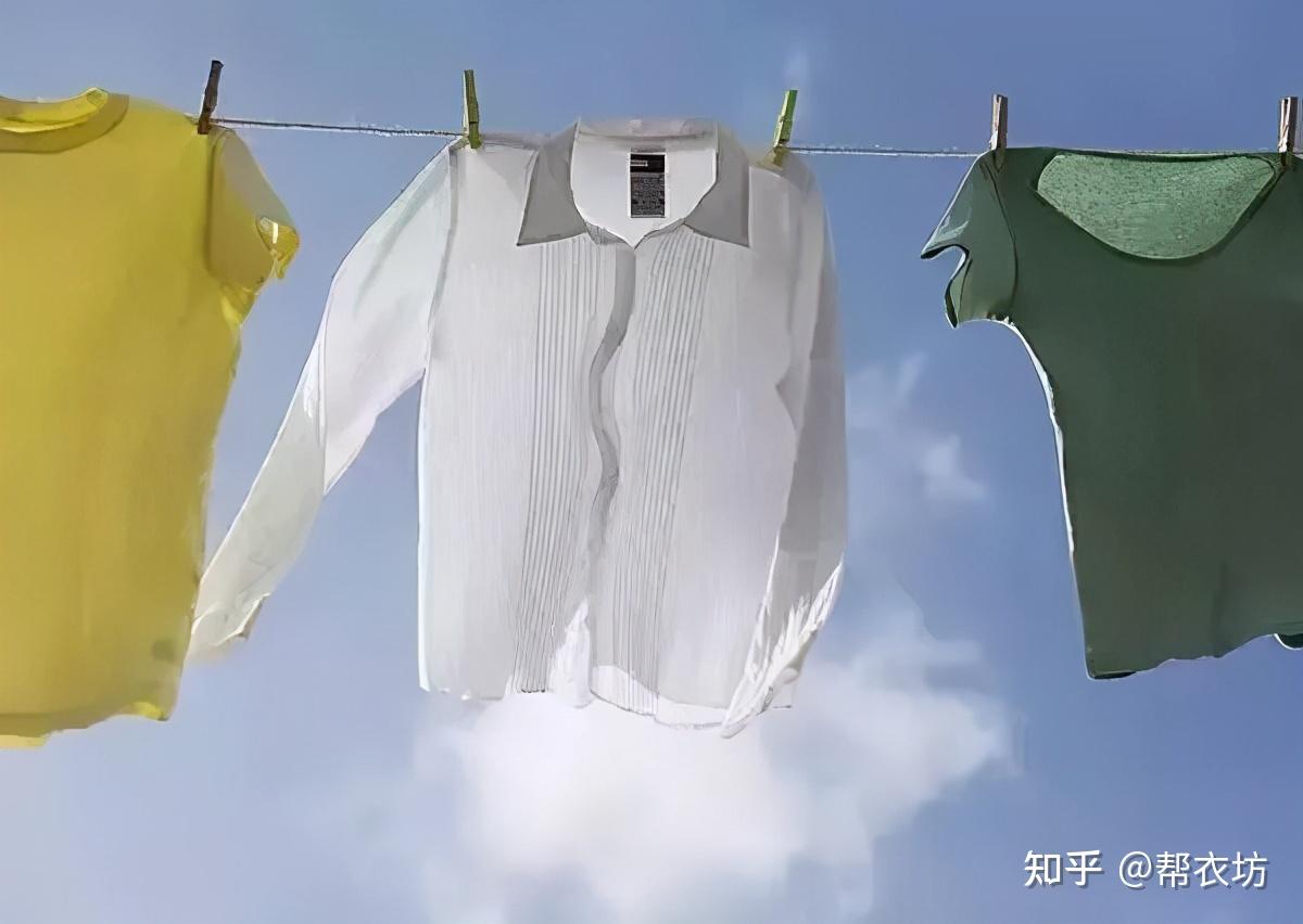 衣服浸泡在洗衣粉水中溶解。高清摄影大图-千库网