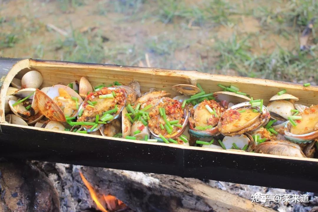 开吃前撒上葱花香喷喷的竹筒海鲜大杂烩就做好了,啊啊啊忍不住了!