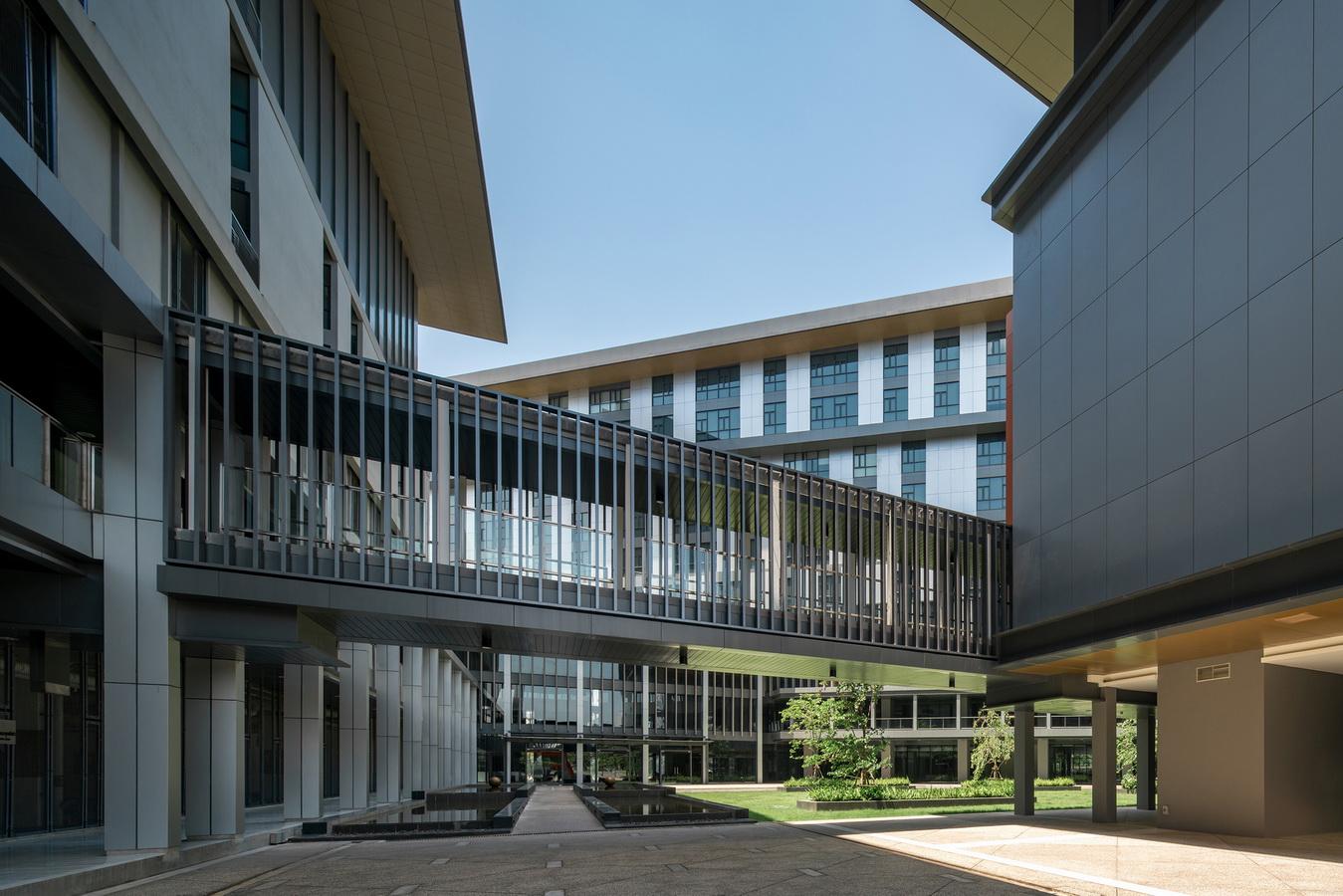 大楼(右)礼堂大楼(左)与停车大楼(右)之间的连廊办公大楼(左)与礼堂大