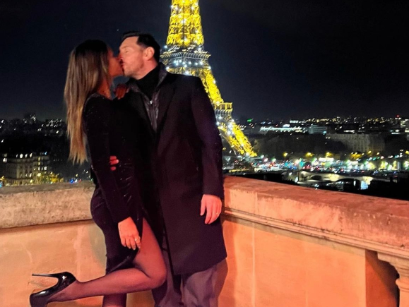 青梅竹马梅西妻子晒与梅西亲密照埃菲尔铁塔下热吻太甜蜜