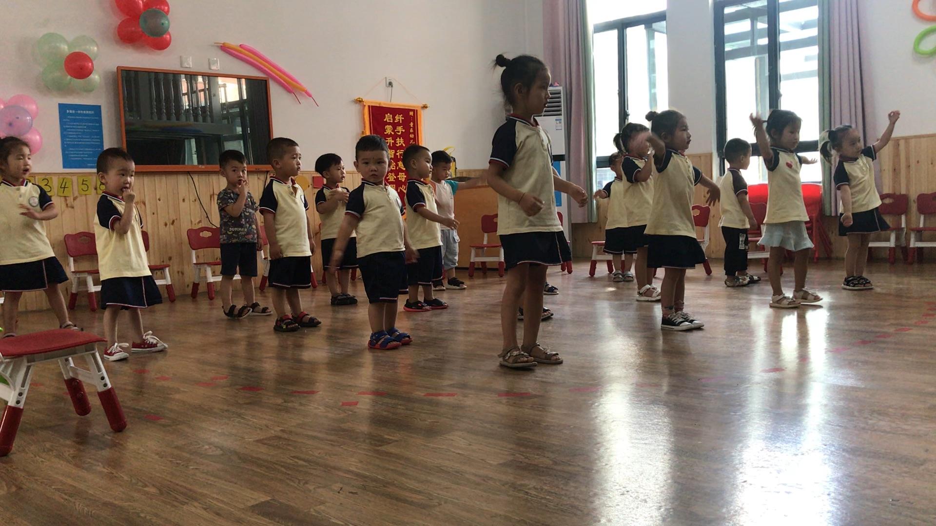 好萌呀幼儿园小朋友做早操幸福的脸小小的身体扭的太可爱了