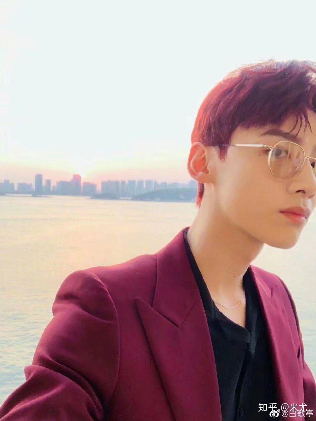 能发一些戴眼镜的帅哥(斯文败类)照片给我吗?真的好喜欢啊? - 知乎