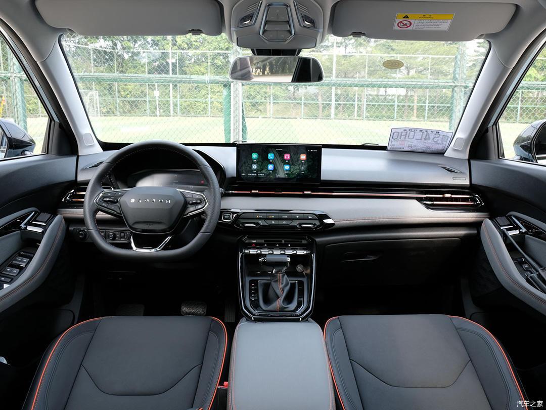 内饰上,新宝骏rs-3采用了较多的平直的线条,辅以触感细腻的软性材质显