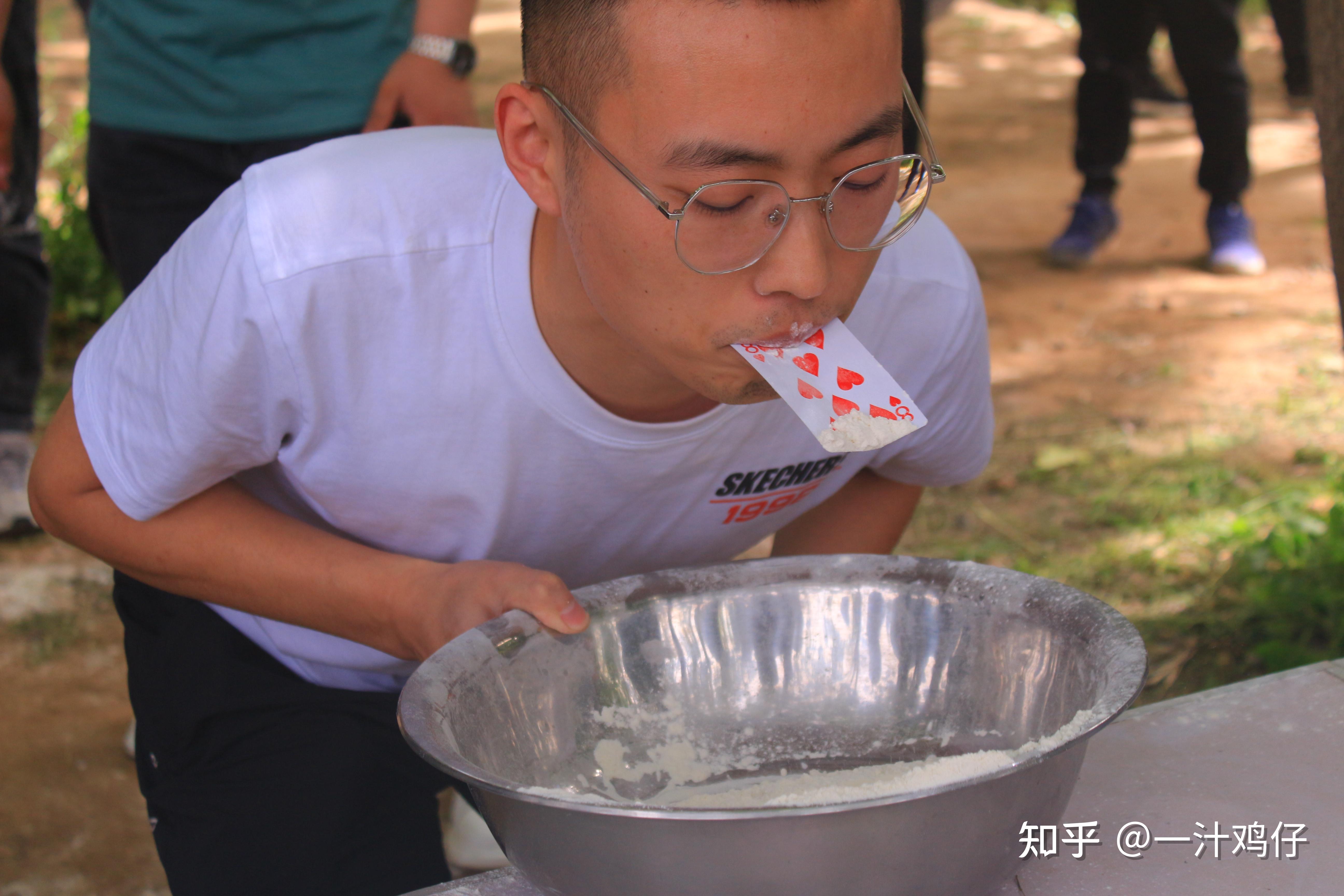 不要笑,面粉会飞到脸上更是彼此间的感情一张纸牌传递的不仅是面粉传