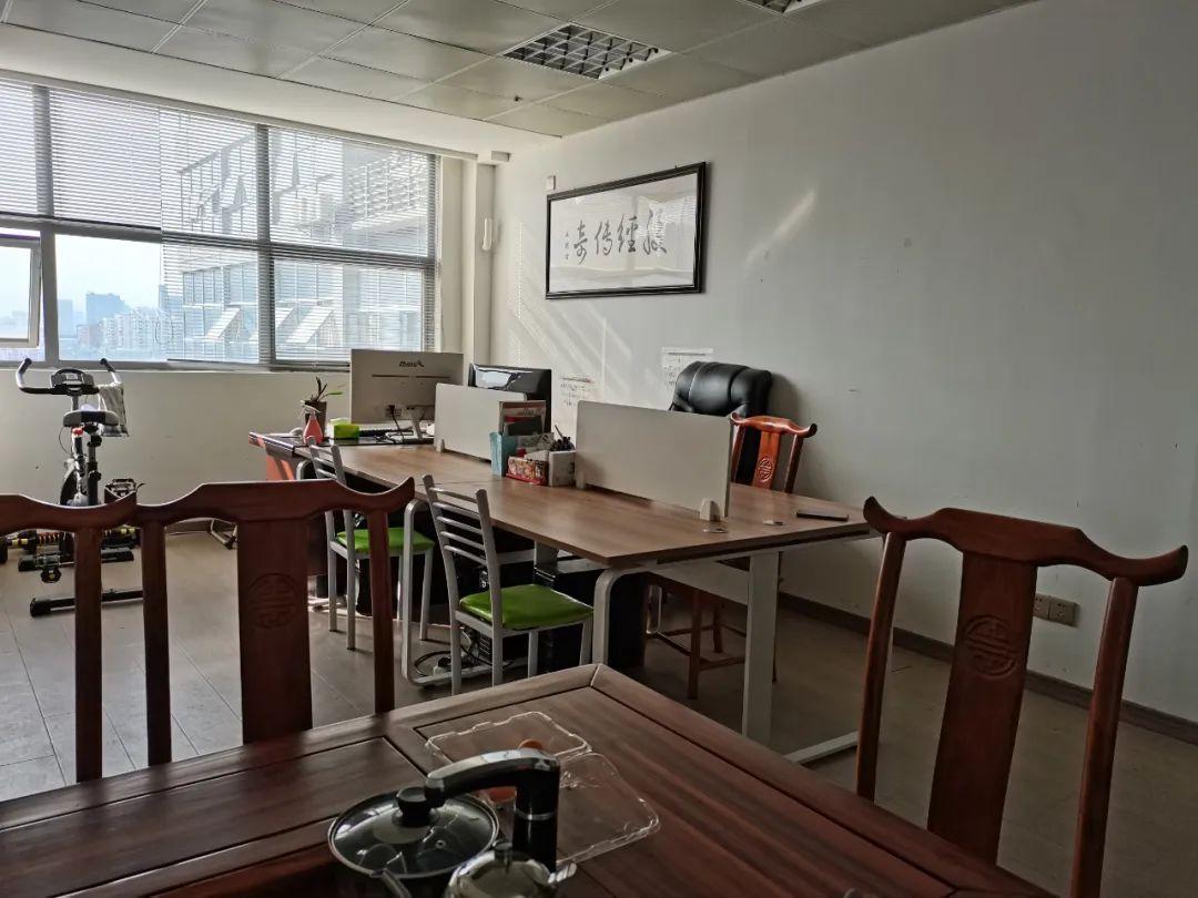 真的爽的不要不要的~很多人会问我:自己开工作室炒股很自由吧?