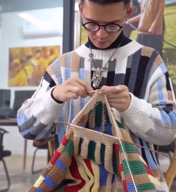 最娘80后靠织毛衣吸粉近400万5000一件的毛衣都有人抢