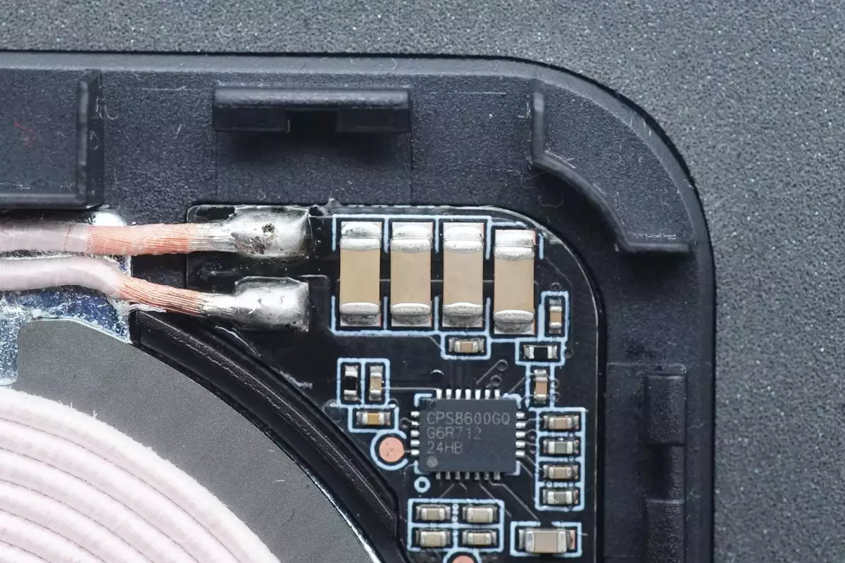 开箱与测试,下面就开始拆解,一起看看这款无线充电器内部的做工和用料