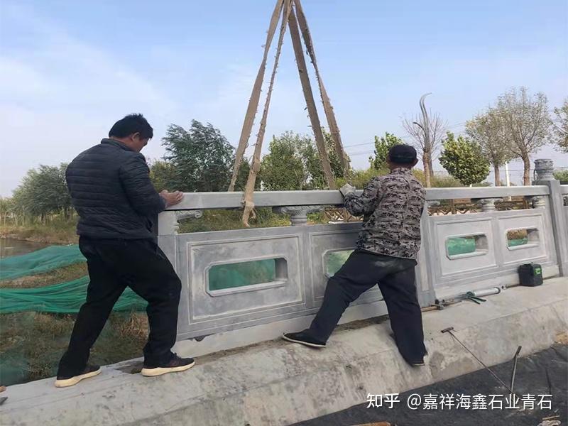 石栏杆安装这样从总体上来看,石材栏杆中花岗石,大理石和青石栏杆相应