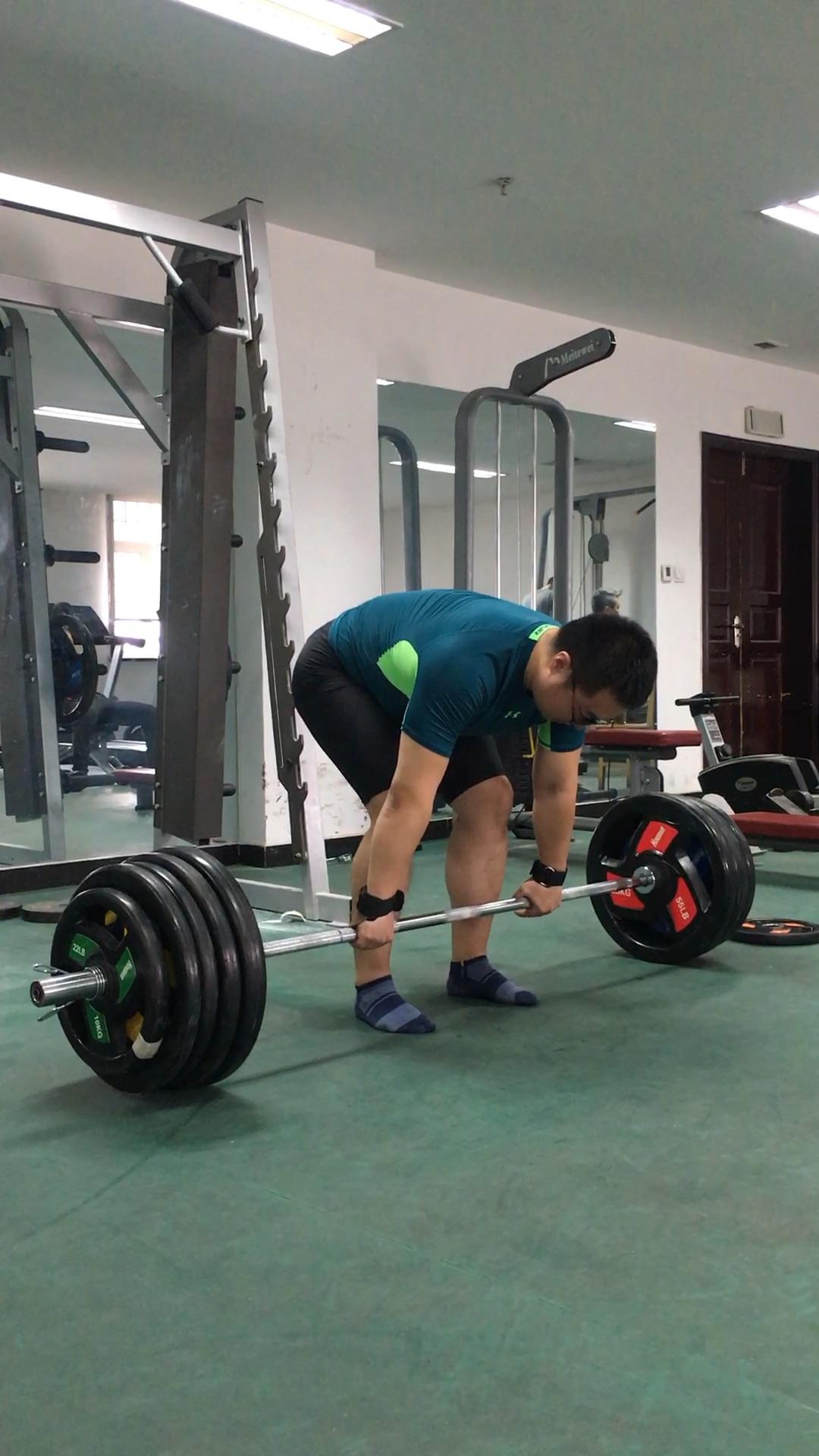 练硬拉的时候,弯腰把杠铃放到地面时候,总是忍不住弓腰驼背,怎么办?