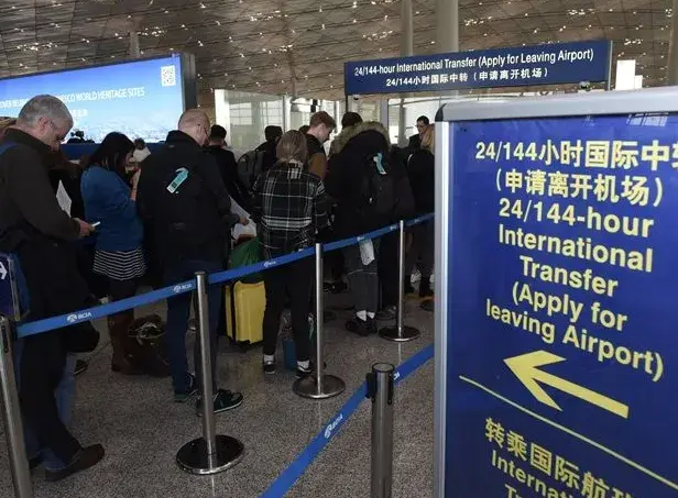 他在机场险遭遣返!回国后还被禁止离境?只因没做这件事.