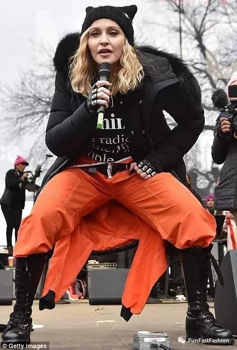 川普登基好莱坞的明星都穿着羽绒服去游行了