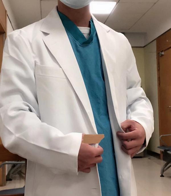 医学生第一次穿白大褂(whitecoat / labcoat)是什么感觉?